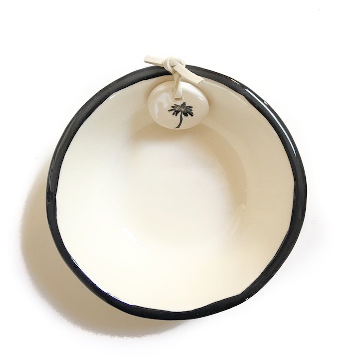 little bowl cream black rim tag 'palm'