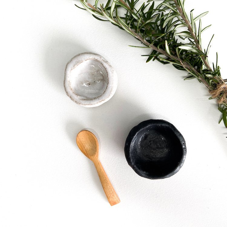 Handmade ceramic grit salt & pepper pinch pots