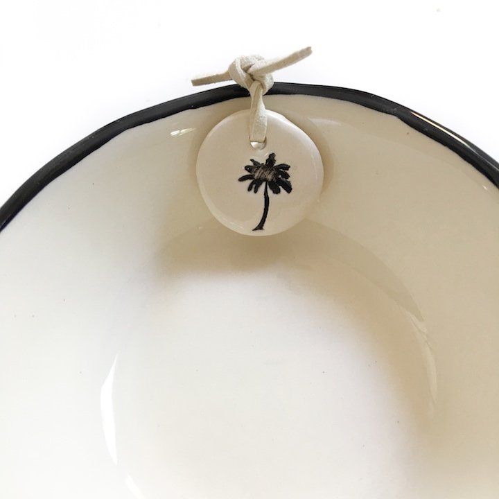 little bowl cream black rim tag 'palm'